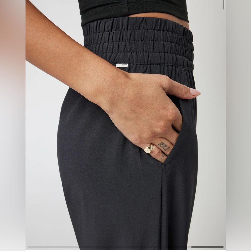 NWT Vuori Villa Wideleg Pant Short Length in Black Size Medium - Picture 5 of 12